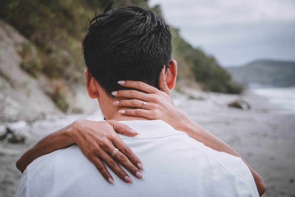 Abrazo en la playa con el anillo
