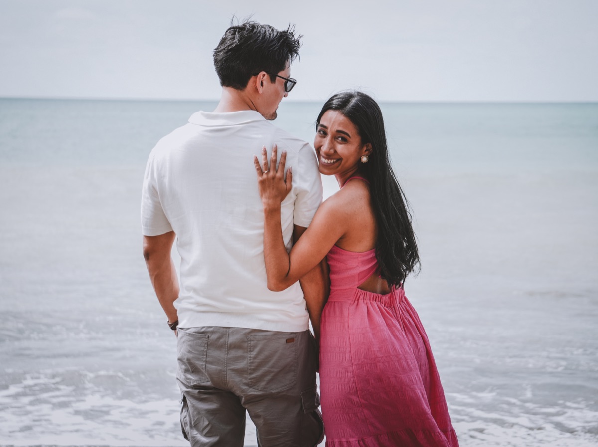 Abrazo frente al mar